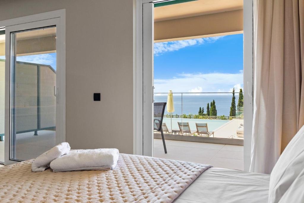 Apartment with Balcony and Sea View (AMEA)